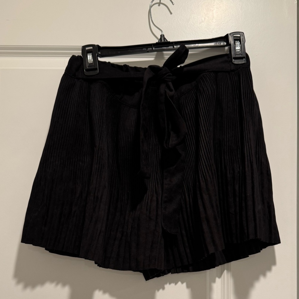 Pleated black shorts
